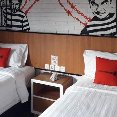 Reddoorz Plus @ Doorman Guest House Bandung Bagian luar foto