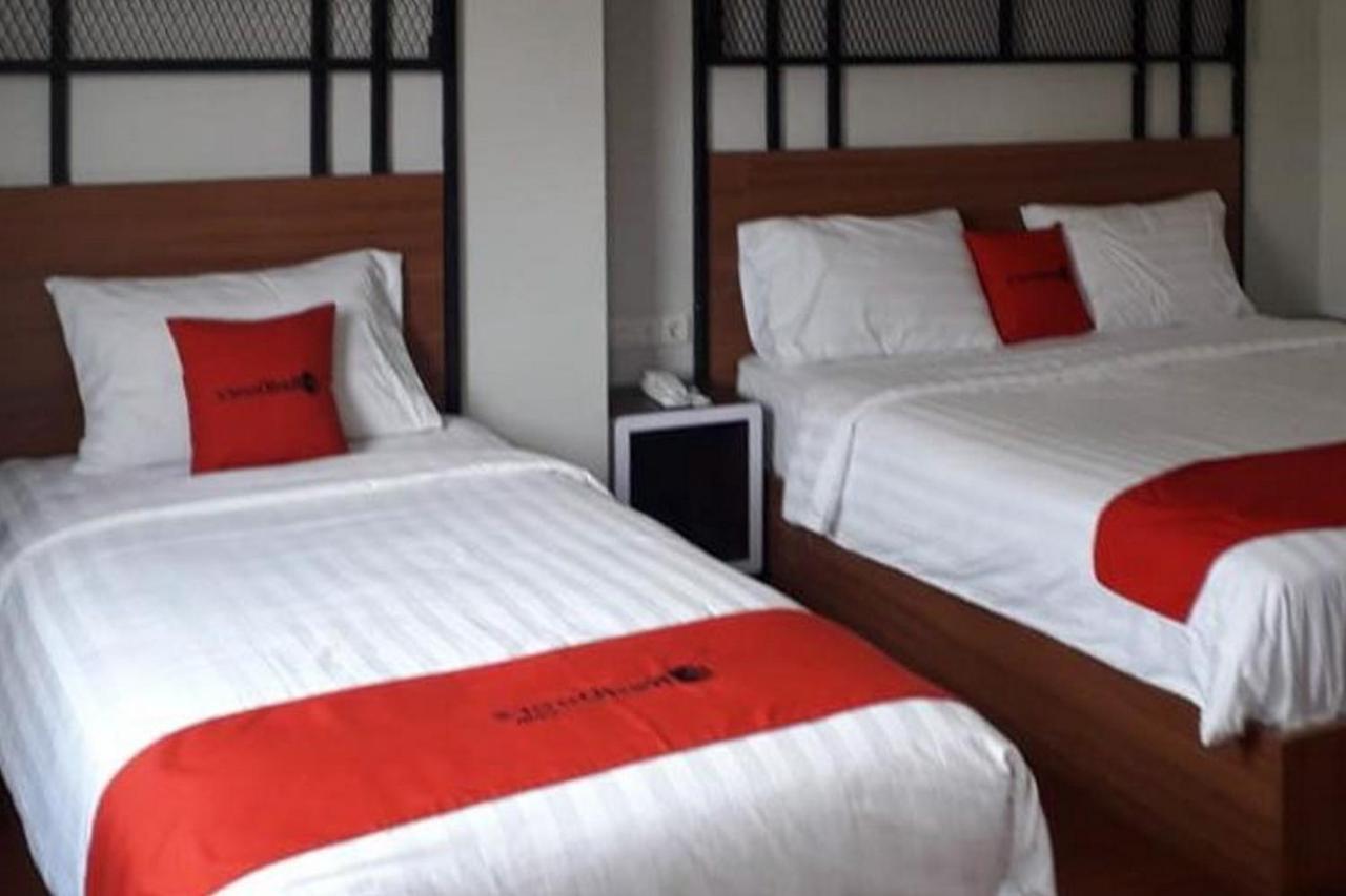 Reddoorz Plus @ Doorman Guest House Bandung Bagian luar foto